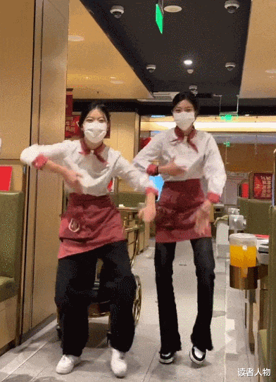 抖音|海底捞“奶狗男模”舔屏,比椰树椰汁还野!