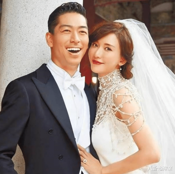 林志玲携夫现身凡尔赛宫，旧包背12年主动示好老公，脚踝伤痕明显