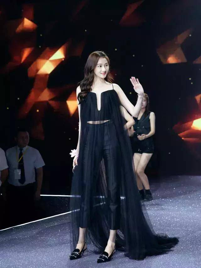 关晓彤穿着太大胆了！上身就两块布挡着，“大开中门”让人看直眼