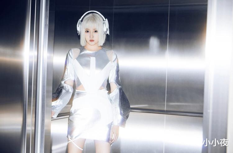 关晓彤银色机械大片：现实与幻想的交汇