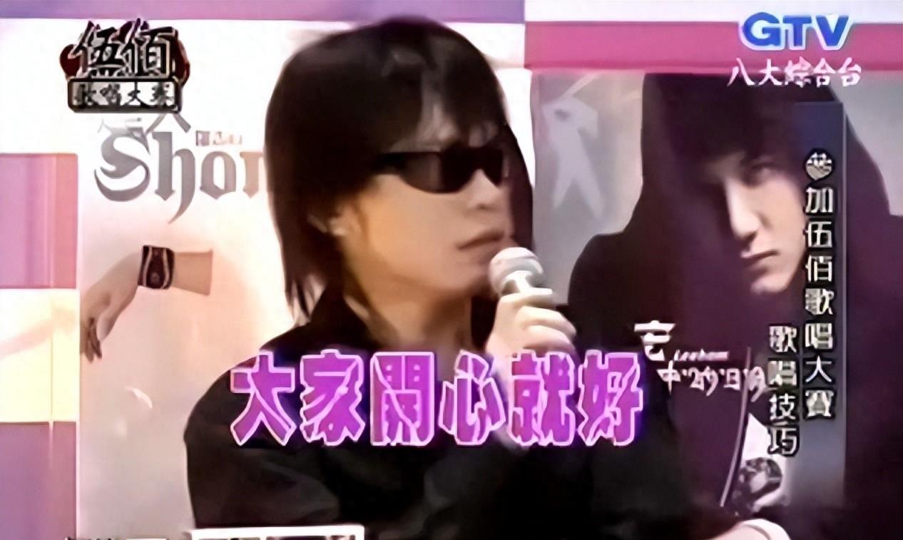 又土又丑,演唱会“摆烂”,从过气歌手到全民追捧,他究竟凭什么