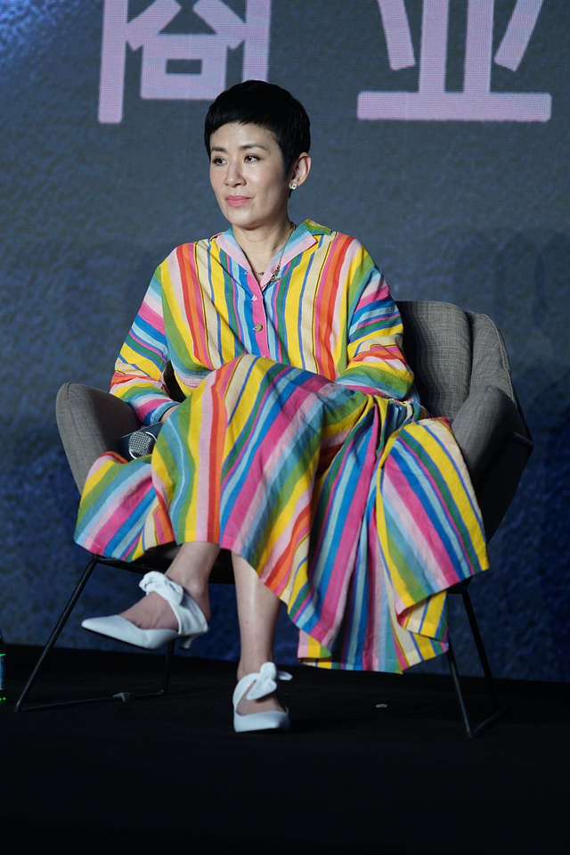 在街头拍到吴君如,身材下垂成这样,打扮却像保养很好的优雅奶奶