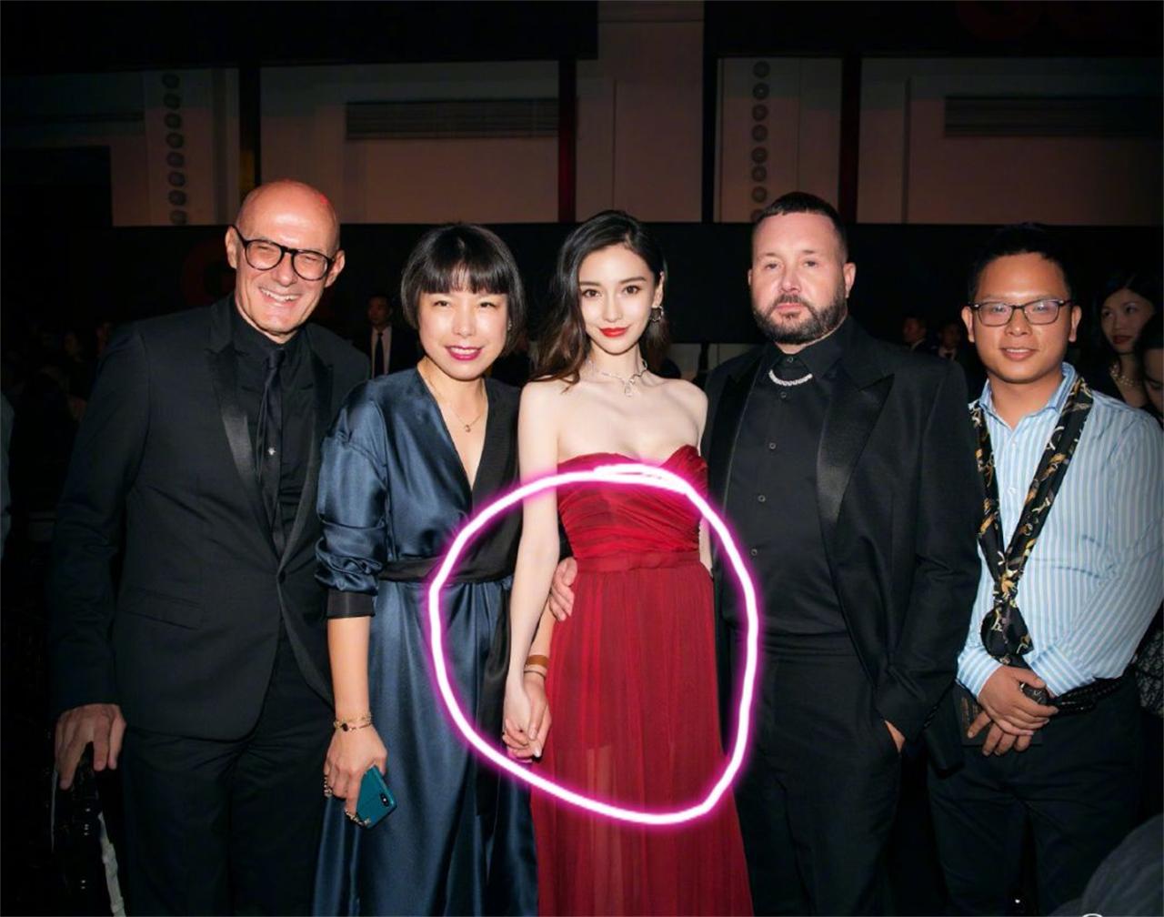 陈都灵|情商低还是有骨气?陈都灵拒外国资本男搂腰后,合照被安排站角落