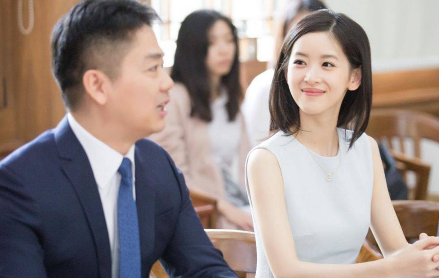 49岁刘强东带妻子游日本，疑买上豪宅6人随性排场大，力破3胎谣言