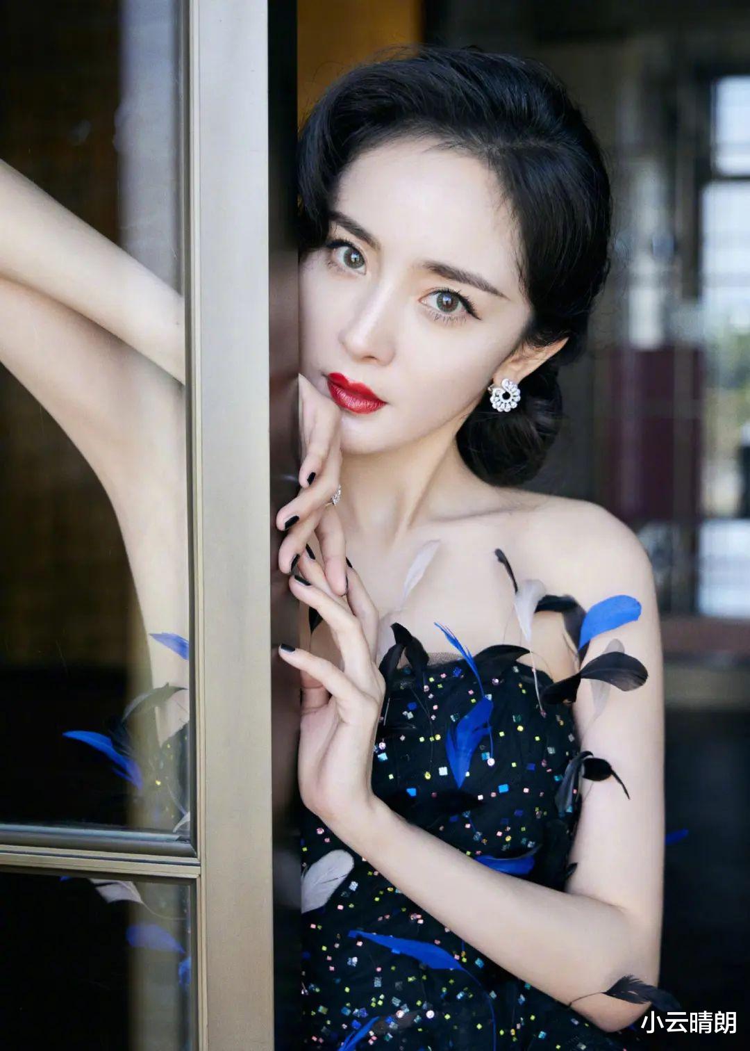 离开嘉行的杨幂大放光彩,黑天鹅红唇妆美极了!