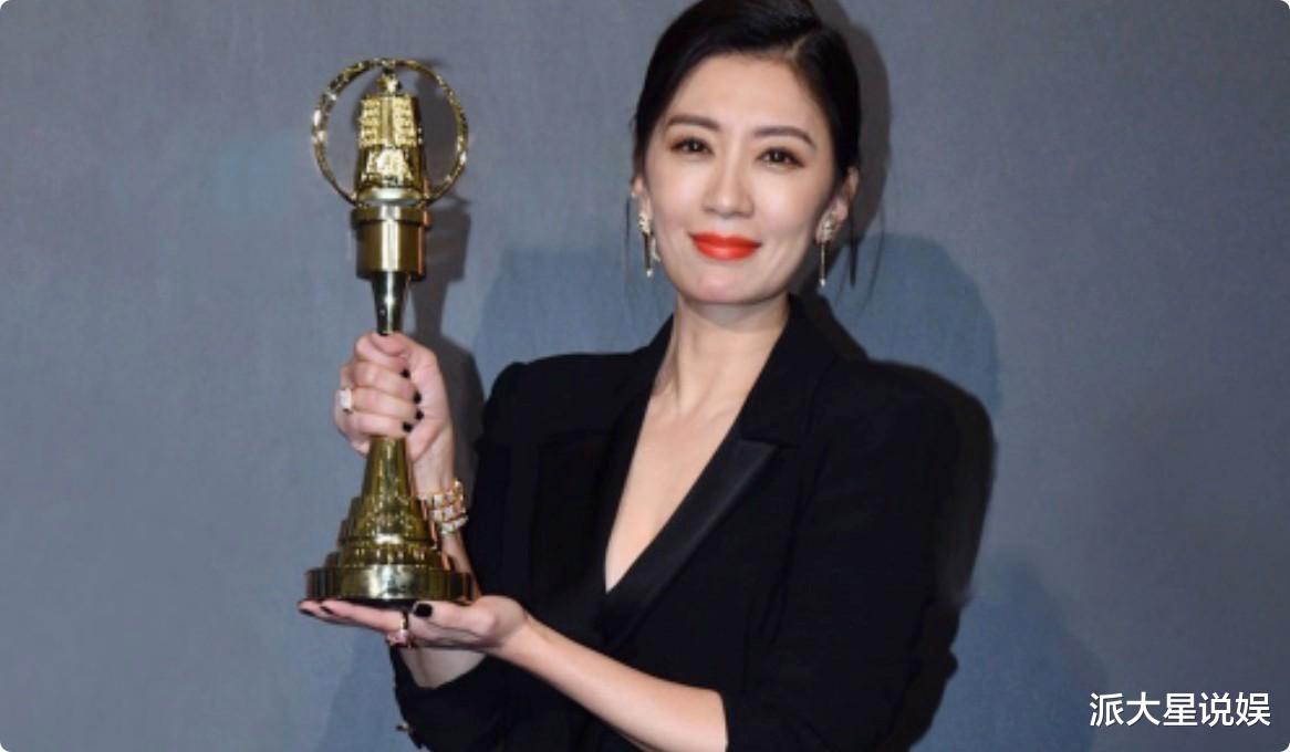 离开精修和滤镜,49岁的贾静雯,脸部缺陷完全暴露