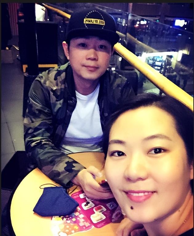 13对赵本山徒弟夫妻对比，文松老婆貌美如花，王小虎老婆撞脸周涛