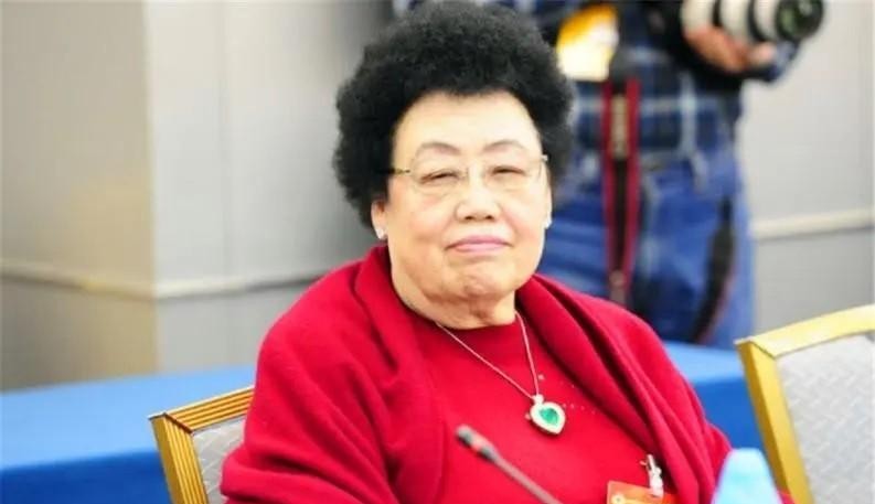 陈丽华立遗嘱:每个儿女100亿,余下归唐僧老公!网友的评论亮了