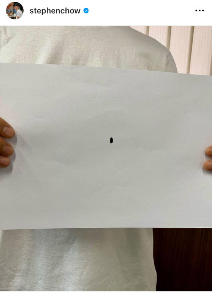 周星驰|61岁周星驰频繁现身!与林俊杰互动疑有合作,一头白发略显沧桑