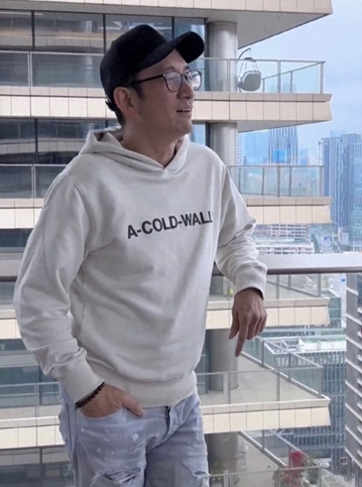 “大湾区楼王”吴启华睡衣Look晒豪宅,奢华装横拥有私家K房