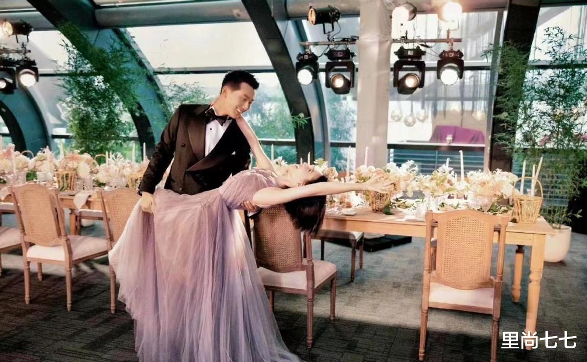 窦骁|窦骁妈妈比二太还美！俩亲家齐聚婚礼，窦妈妈蓝旗袍比二房还贵气