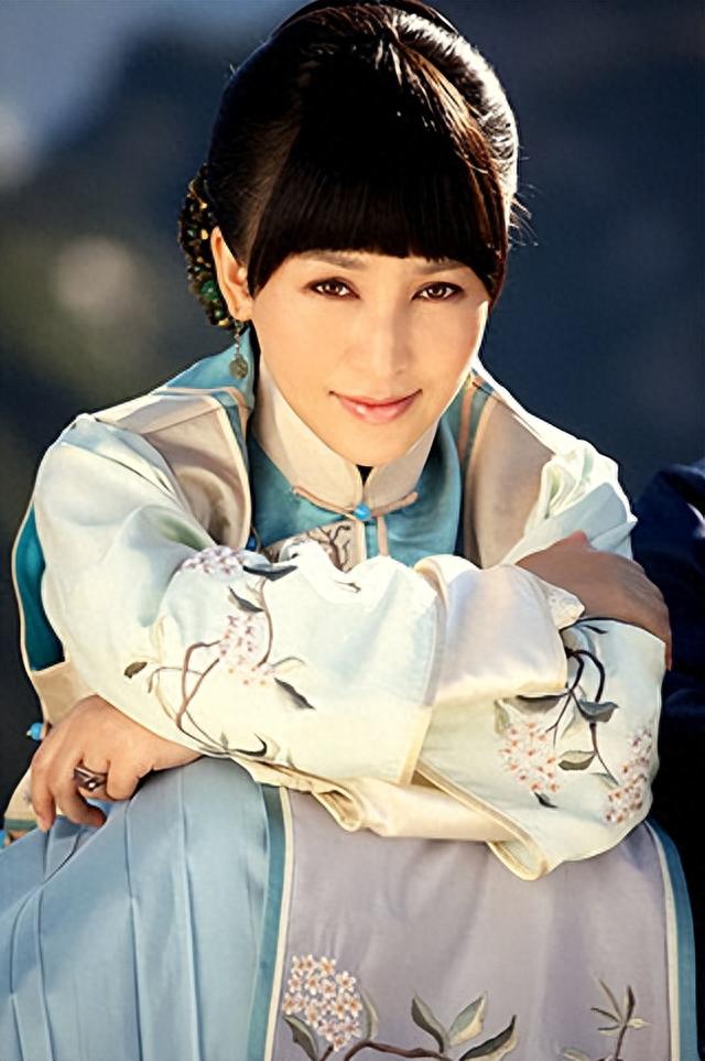 岳丽娜:19岁与男友私奔,在地下室连生3胎,如今被丈夫捧成影后