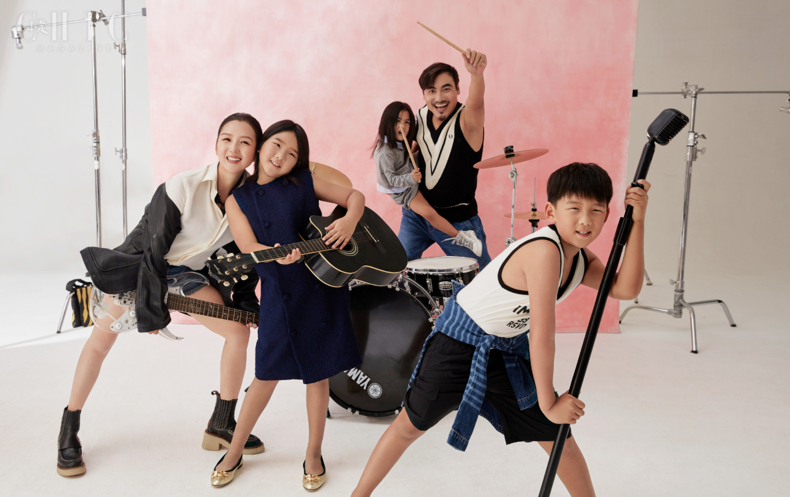 何洁一家五口首登杂志,与二婚老公高调放闪,三个儿女都正脸出镜