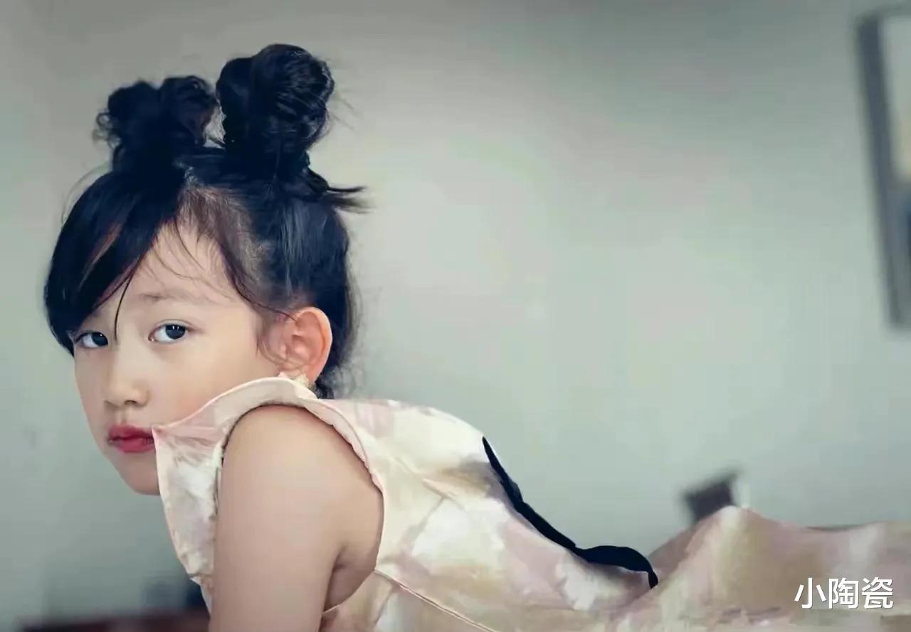 黄磊|黄磊又来瓜!曝天价片酬,大女儿被痛批文盲后,小女儿晒照惹争议