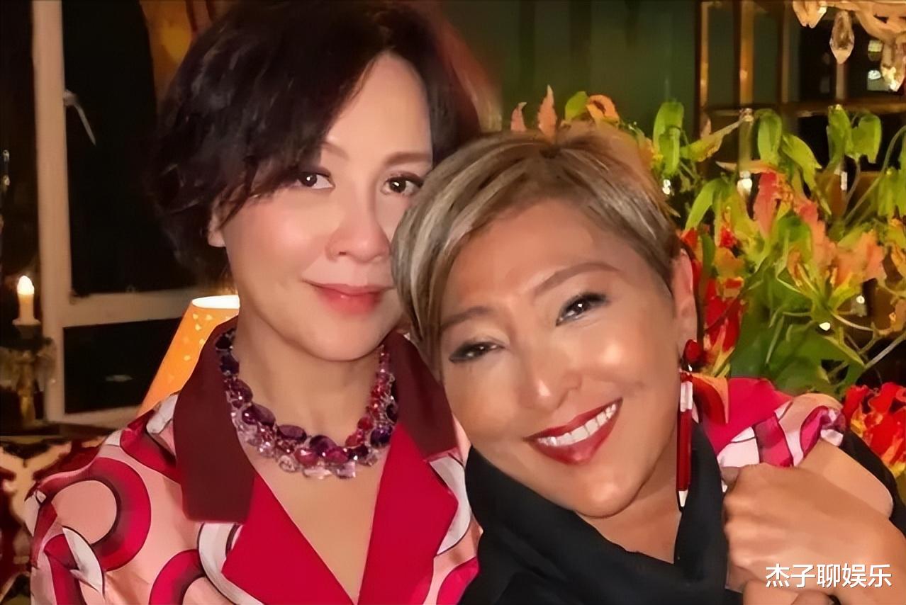 刘嘉玲闺蜜紧搂梁朝伟,大腿缠到裤裆部位,没分寸感已不是第一次