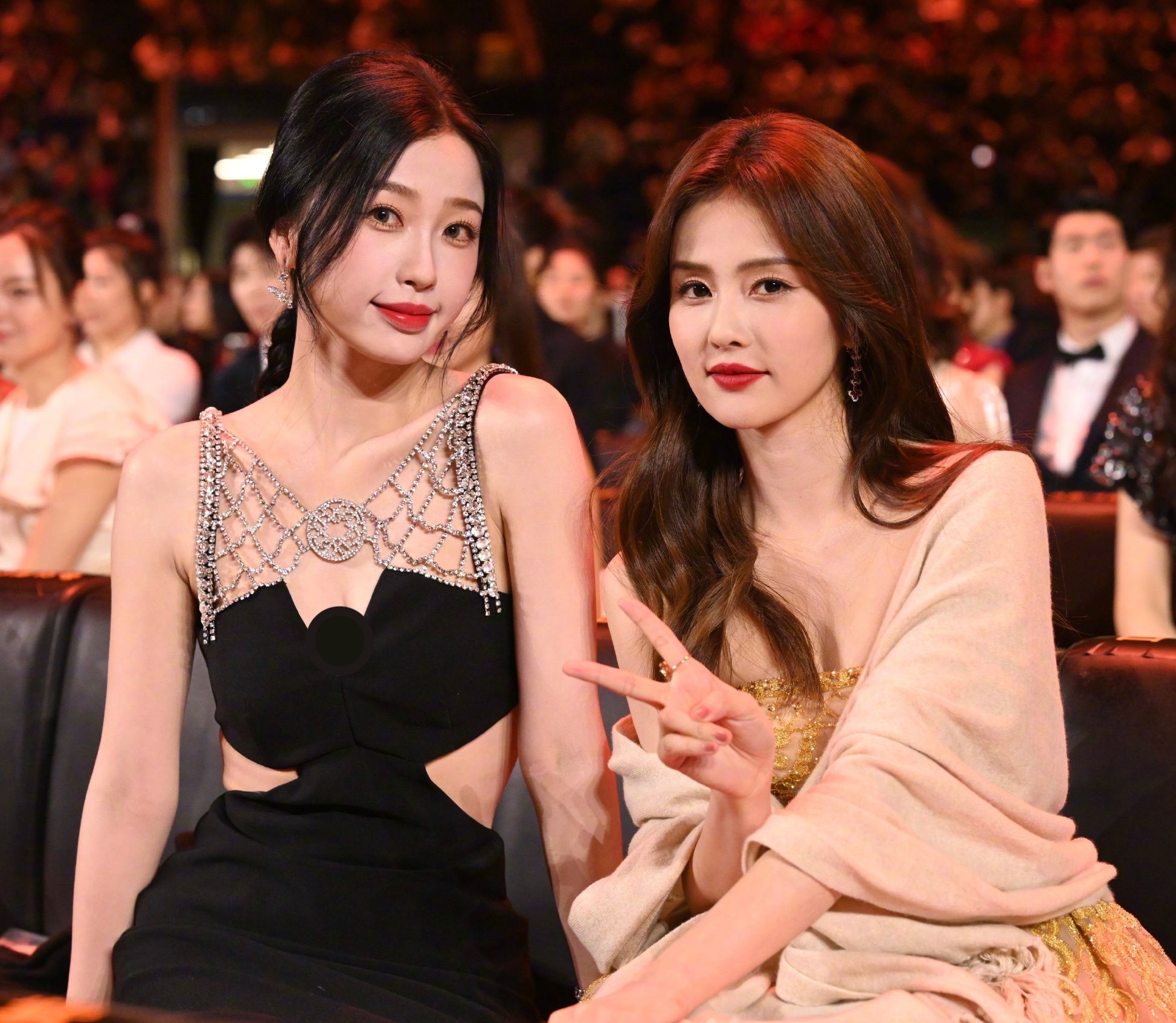 胡歌|内娱合影名场面来了！胡歌吴磊搞笑同框，热巴与千玺似豪门姐弟