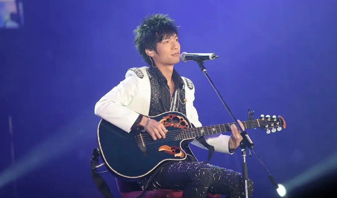 被封杀10年、索赔227亿…42岁的陈楚生，终于绝地反击了！