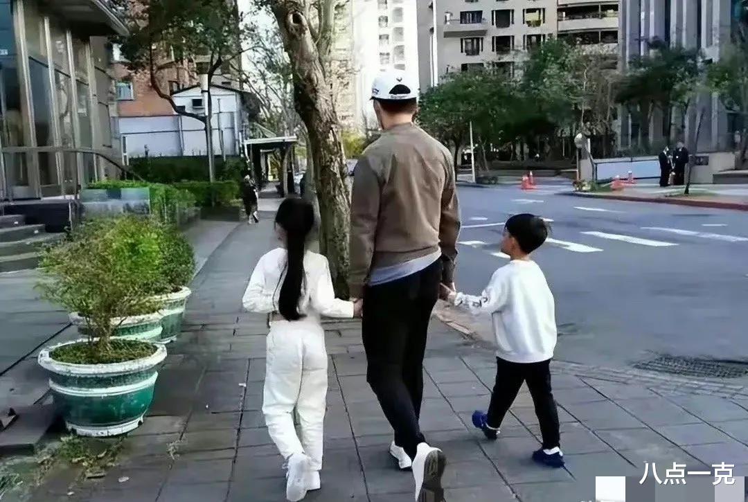 汪小菲女儿发育明显,含胸驼背没穿小背心,网友吐槽大S对孩子不上心,不配做妈