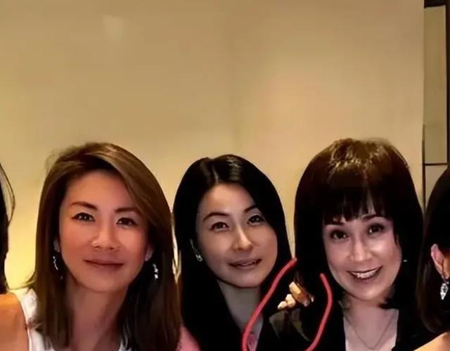 团时朗|郭晶晶罕见现身名媛聚会!合影躲在最后很低调,52岁最美港姐C位