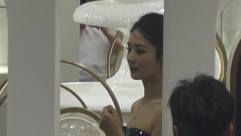 35岁赵丽颖活动万人空巷！坚持健身有肌肉，生图眼窝凹陷、皮肤松弛