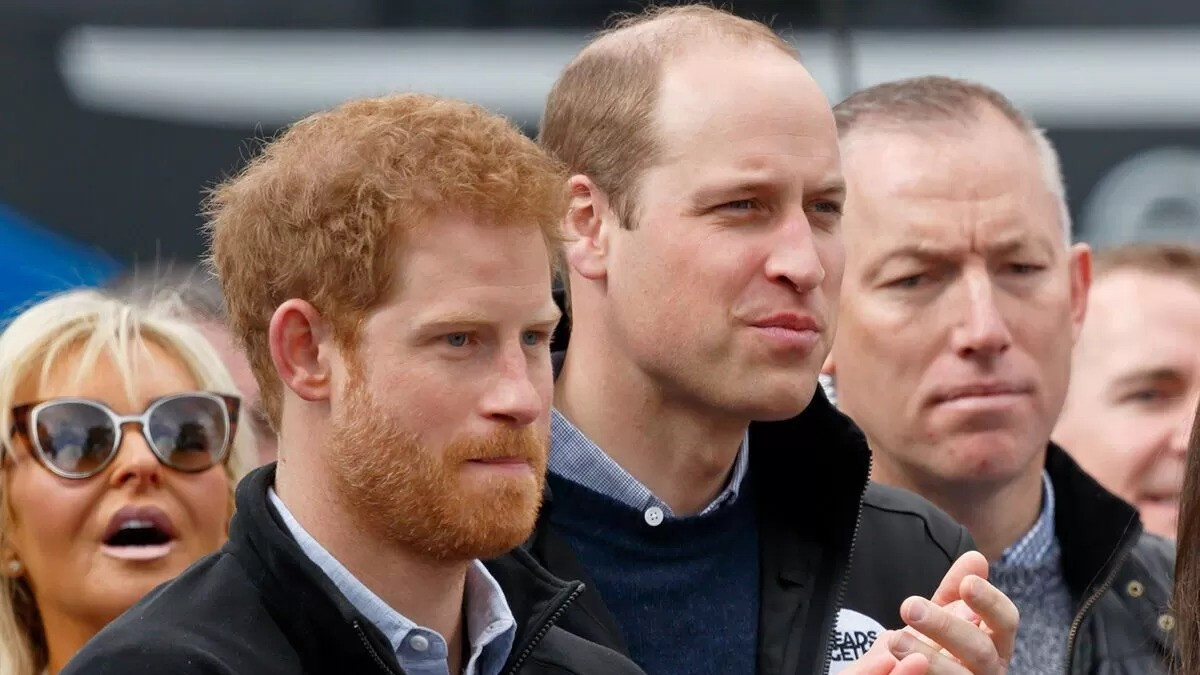 制服|哈里又曝王室猛料：女王不让威廉穿喜欢的制服，他难过得哭鼻子