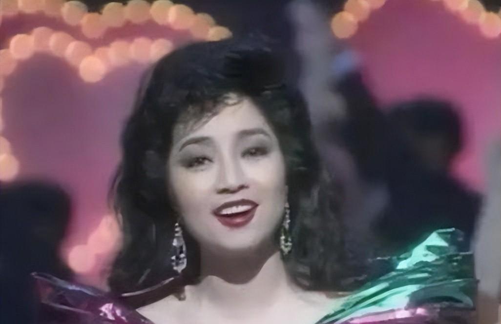 74岁徐小凤被质疑假唱,开口第一句就露馅,真爱粉实锤放的是录音!