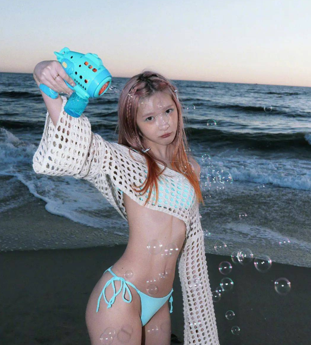 从徐娇的泳装到杨丽萍的凸毛孔雀，究竟是低俗了还是心脏了