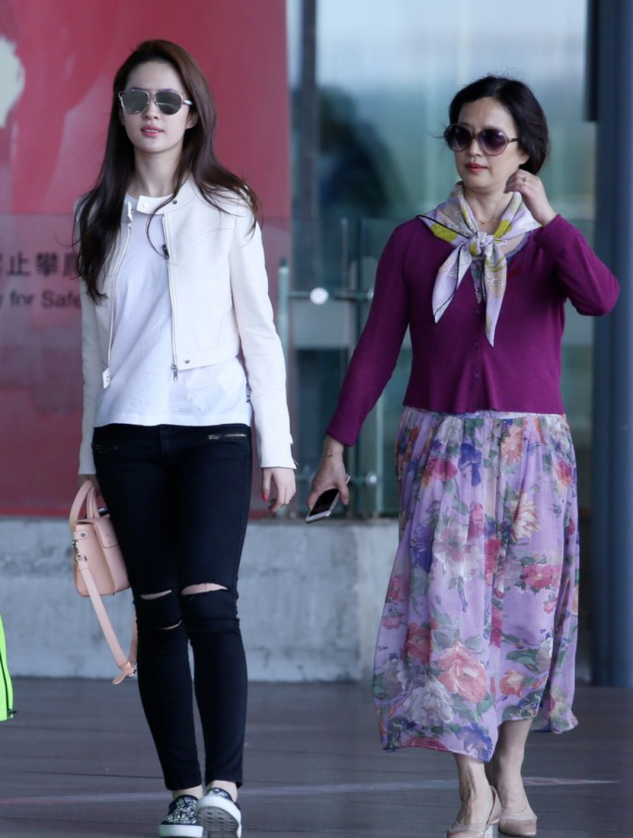 路人偶遇刘亦菲,她剪妹妹头稚嫩像初中生,妈妈穿碎花裙气质优雅