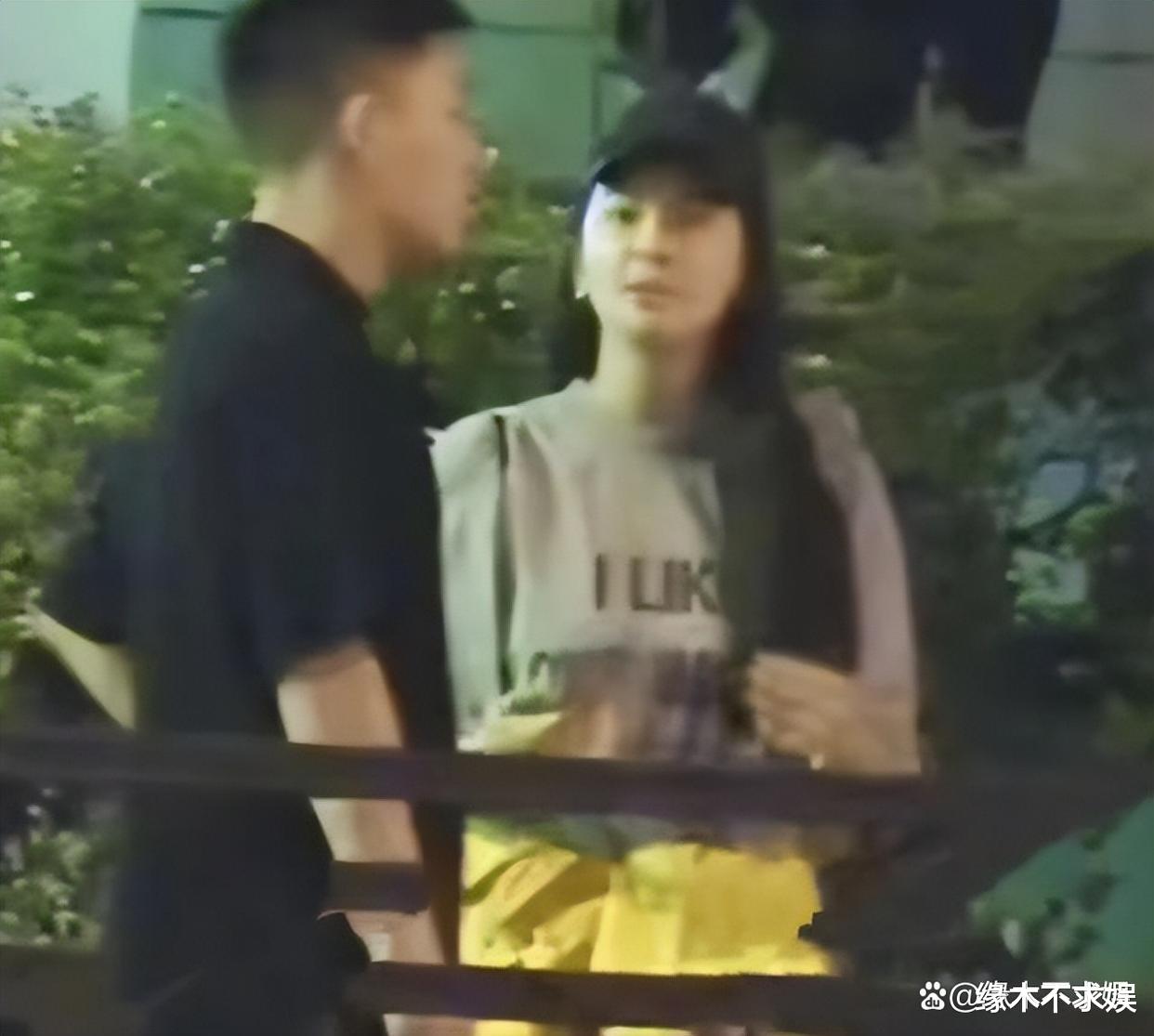 36岁张雨绮南宁被偶遇,又白又瘦,一身行头近30万,裙子满是破洞