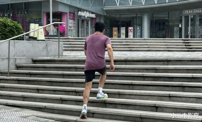 梁朝伟回国新形象曝光,紧搂富婆合影,肌肉紧实尽显成熟魅力