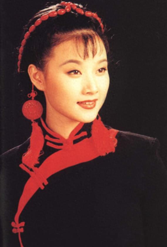 连续24年登上春晚,成龙不敢“触碰”的女人,宋祖英到底什么背景