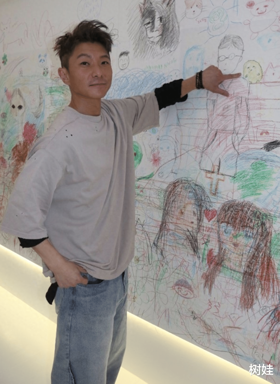 43岁香港歌手退出家族生意,称不善经商遭父母劝退,弟弟接手家业