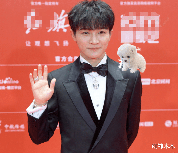 周冬雨|北影节闭幕红毯：关晓彤红裙显腰粗，周冬雨老气，王一博严肃冷脸