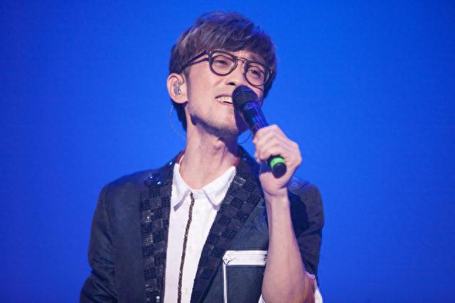 厚颜无耻!一首代表作都没有,却被捧成歌坛顶流,这些小丑羞不羞