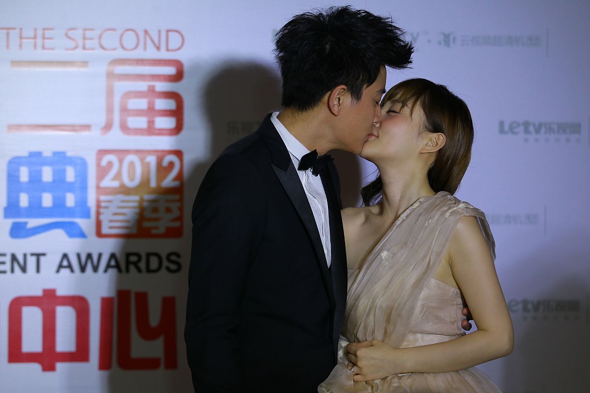 贾乃亮与一位女性神秘同框，疑似新恋情曝光！