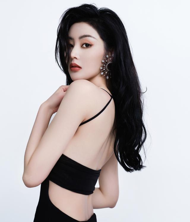 张天爱|张天爱穿吊带露背长裙超妩媚!雪肤玉貌风情万种性感撩人