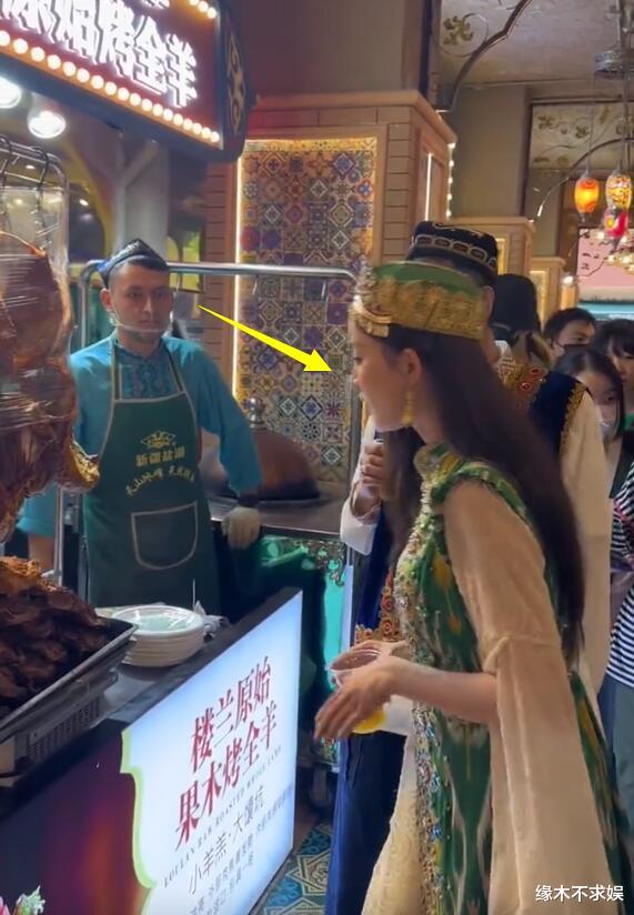 |古力娜扎回母校,再穿“辣裤”勒出赘肉,乱闻食物被老板嫌弃!