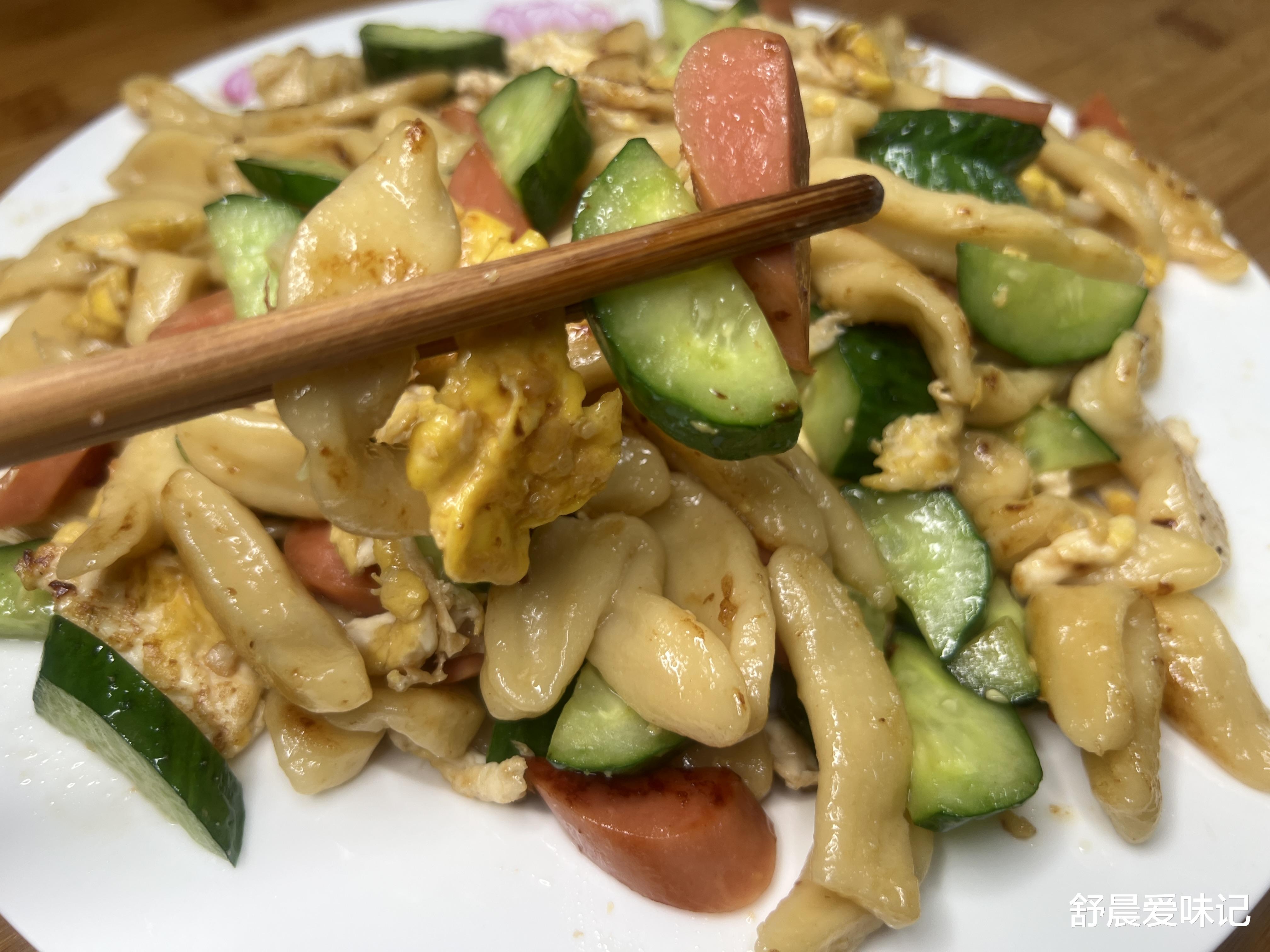 |不做手擀面，做成小面鱼黄瓜炒，咸香可口，颜色鲜亮看着有食欲