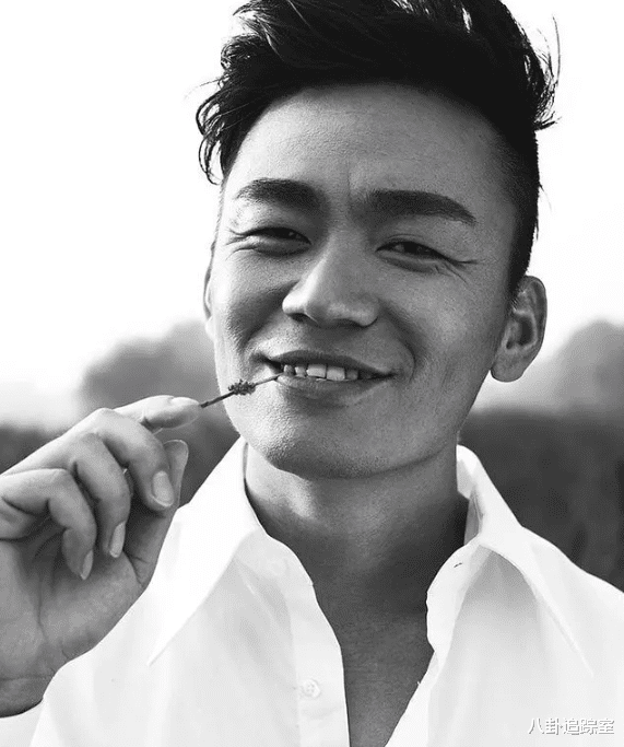 王宝强|腻了？王宝强夜会深拥美女，身材暴瘦被人搀扶疑醉酒，冯清未露面