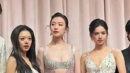 21岁女星赵今麦活动造型惹争议！妆容油腻发型显老，化妆师遭嘲讽