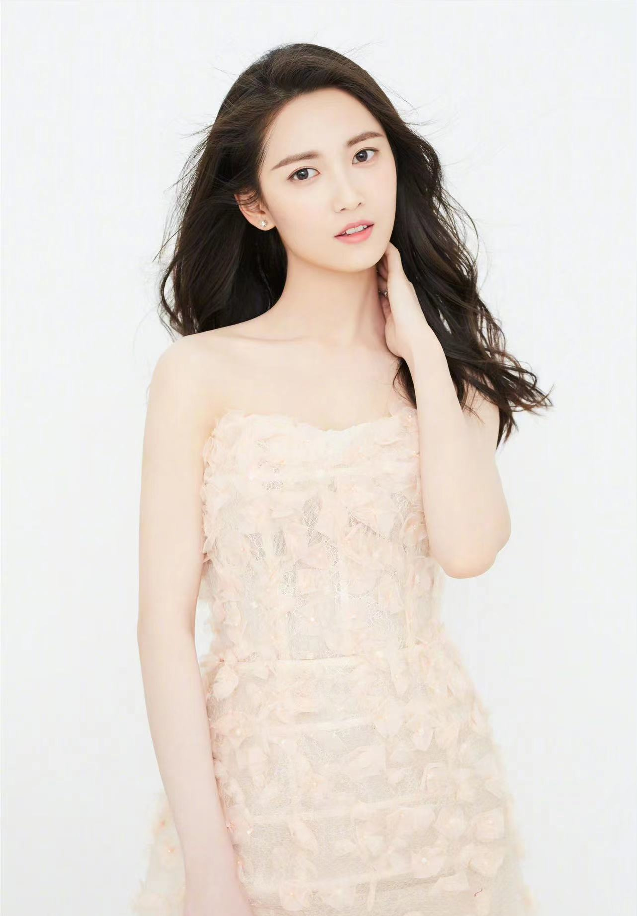 清纯小花深夜见中年男!男方头秃戴金表,主动肌肤接触饭后送上车