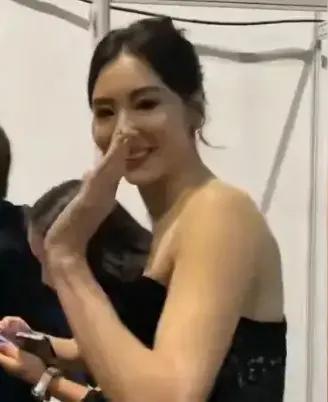 张柏芝湾区生图:粗臂膀厚肉背,四十岁真实体态一览无余