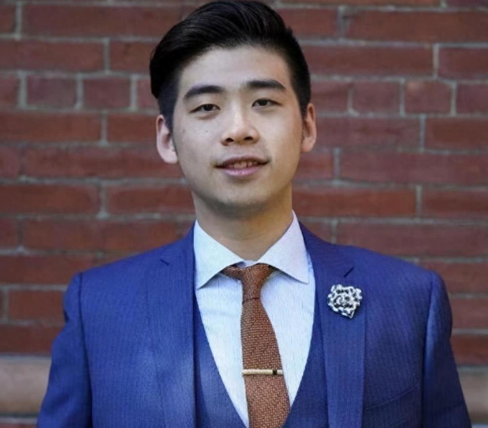 33岁何超盈暴瘦模样大变与25岁老公为女庆生，4岁女儿智商引热议