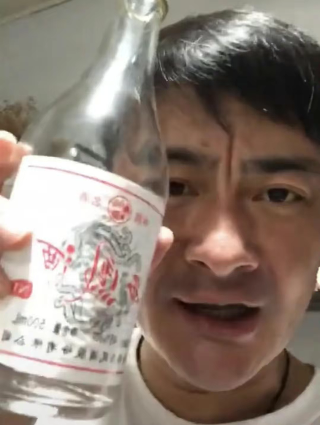 景岗山|55岁景岗山回应嗜酒,儿女都已考上大学,老婆是李亚鹏的经纪人