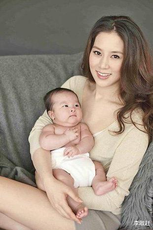 柯基|霍启刚晒三子女正面照引热议,都是隔代遗传?郭晶晶是有多受宠?