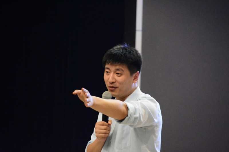 张雪峰被打晕？经纪人回应张雪峰被强制送医，“挨打”只源嘴欠！