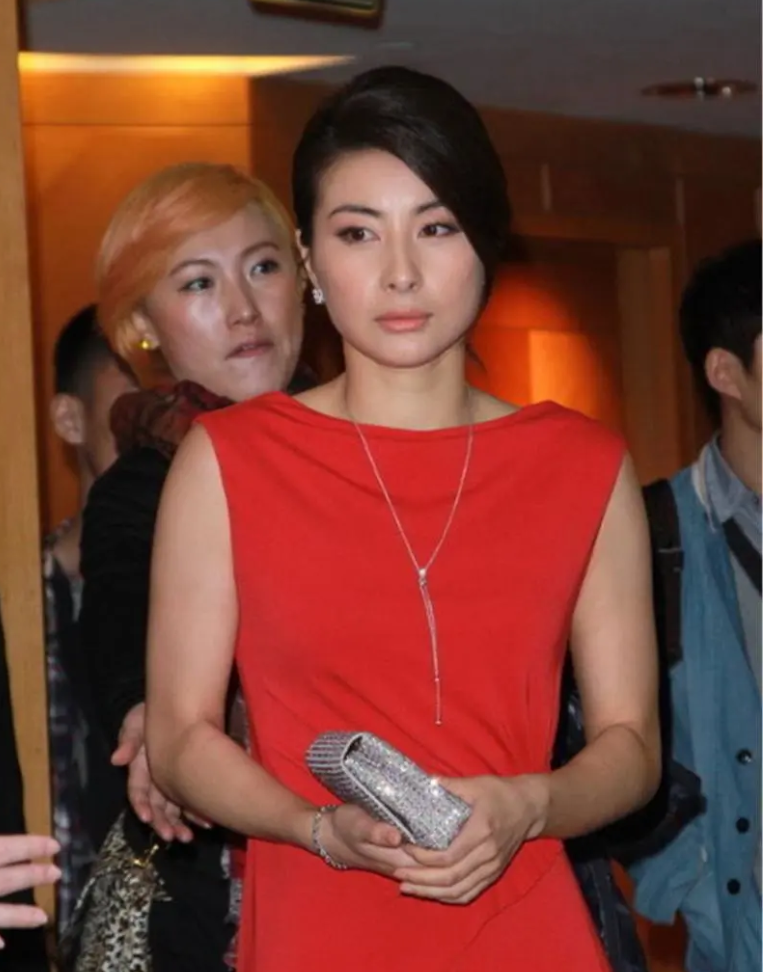 41岁郭晶晶在香港独自逛街！低调出门不带保镖，无豪车接送靠打车