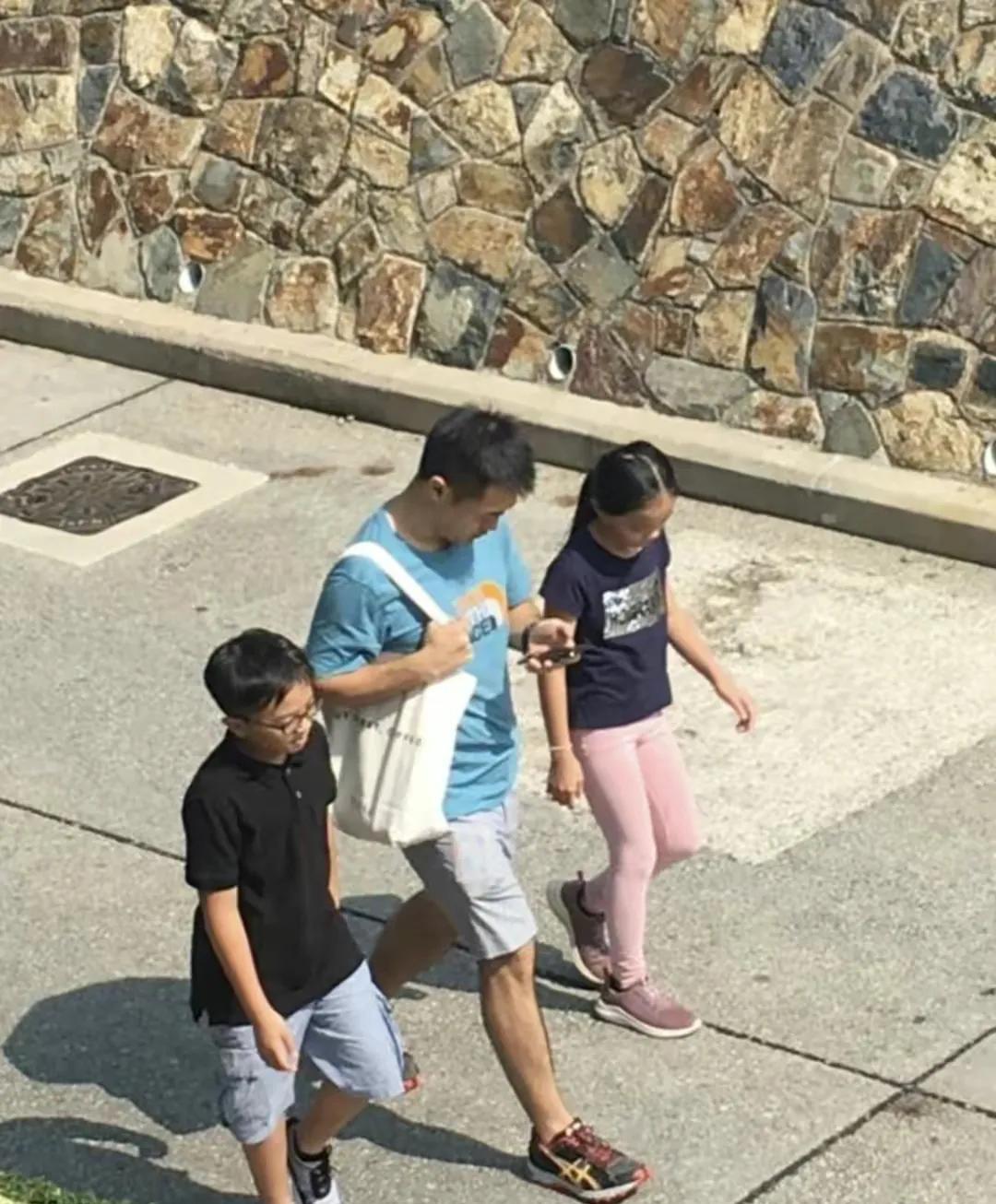 刘銮雄孙女长相曝光,腮骨明显像刘秀盈,在刘鸣炜呵护下长大成人