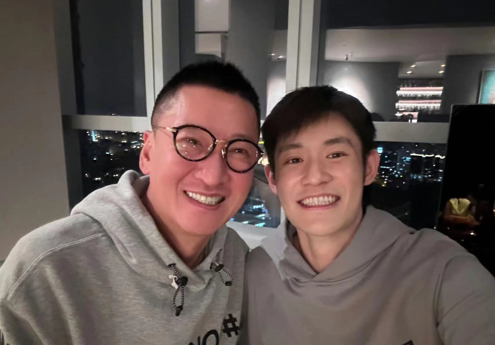 |宋丹丹邀众星豪宅内聚会!周杰喝得满脸通红,郑恺紧拥苏芒不避嫌