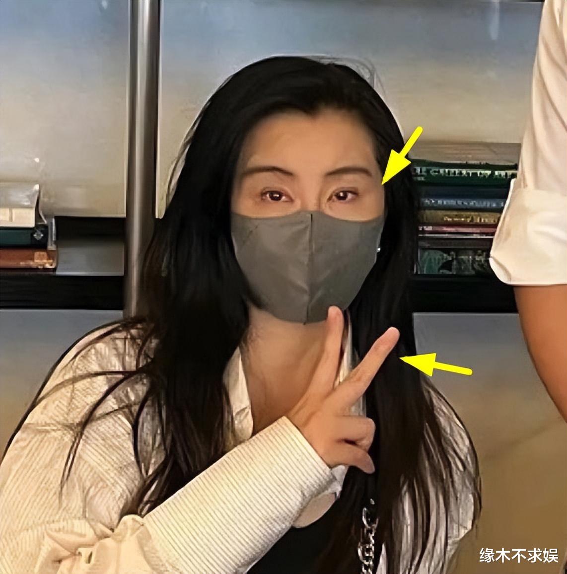 56岁王祖贤新造型秒杀素人,合影被质疑情商低,摘下口罩认不出!